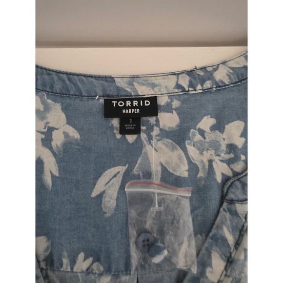 NWOT Torrid Women's Size 1 Denim Bleach Blouse Vneck Button Sleeve NormCore Work - Picture 3 of 8